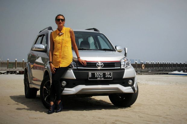 Nadine Chandrawinata,...