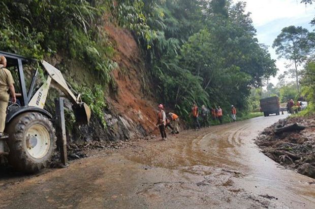 Material Longsor Dibersihkan,...