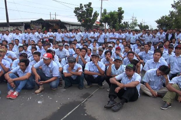 Ribuan Buruh PT SUB...