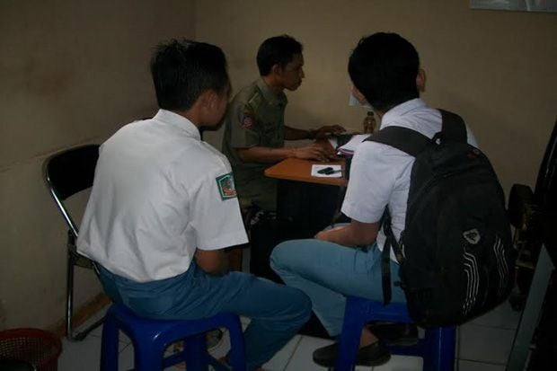 Nongkrong Sambil Merokok,...