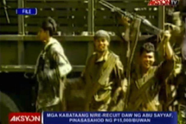 Tentara Filipina Serbu...