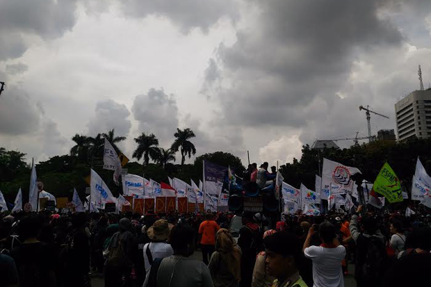 Diselimuti Awan Tebal,...