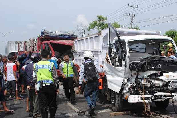 Truk Tangki Bermuatan...
