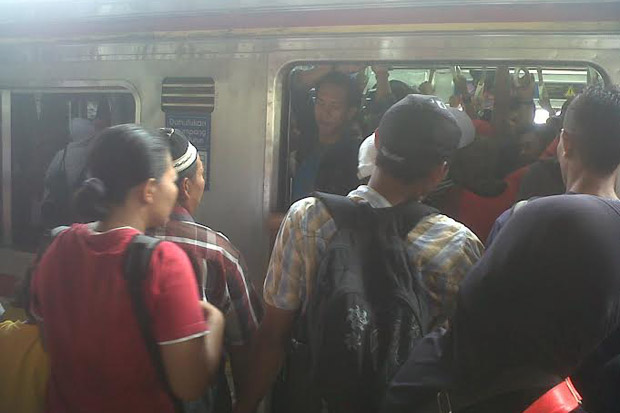 KRL Telat Saat Long...