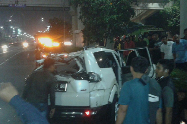 Pajero Tabrak Median...