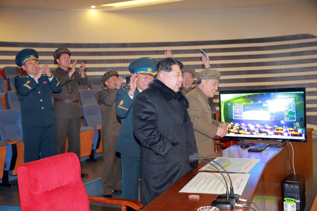 Jong-un Puji Uji Coba...