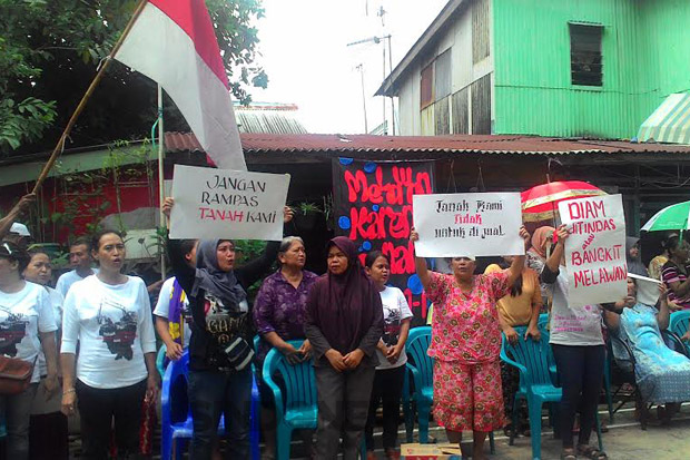 Tolak Penggusuran, Warga...