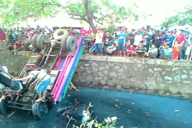 Truk Tangki Air Tercebur...