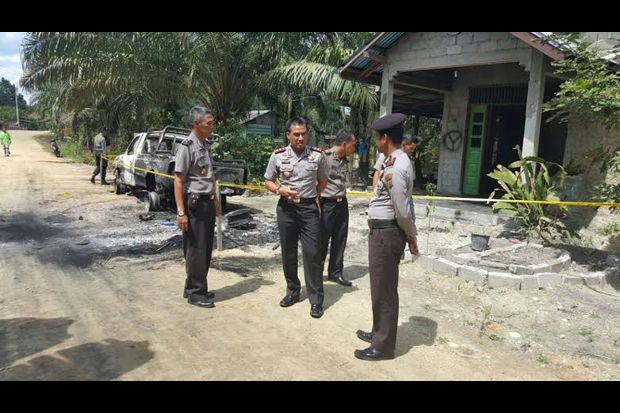 Warga Bakar Rumah dan...