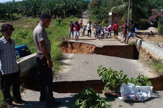 Diterjang Banjir Bandang,...