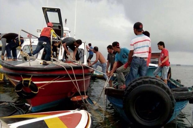 Speedboat vs Kapal Petrosea,...