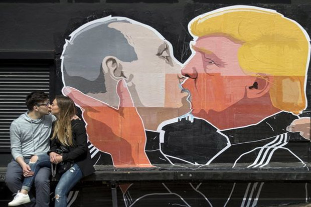 Gambar Mural Putin Cium...