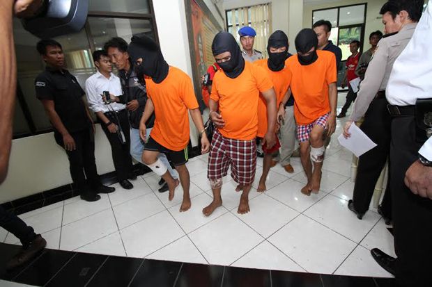 Baku Tembak dengan Polisi,...