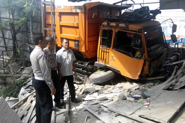 Jalan Menikung, Truk...