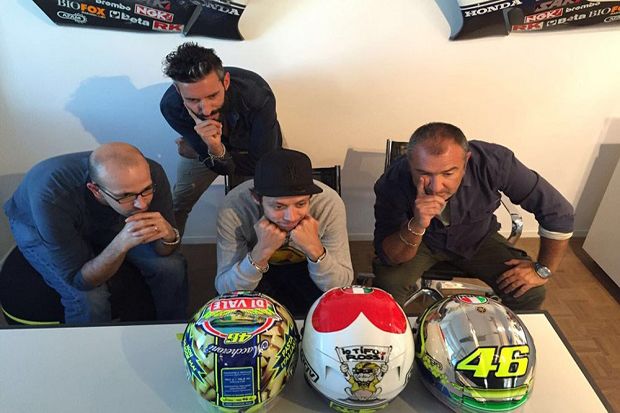 Rossi Pusing Pilih Helm...