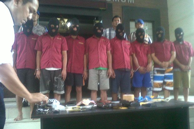 Delapan Perampok Bersenpi...