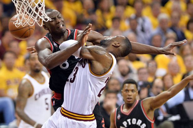 Dunk Lebron James Sengat...