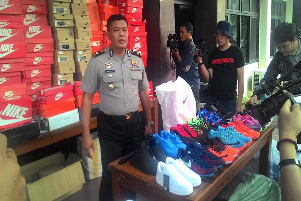 Pedagang 2 Ribu Sepatu...