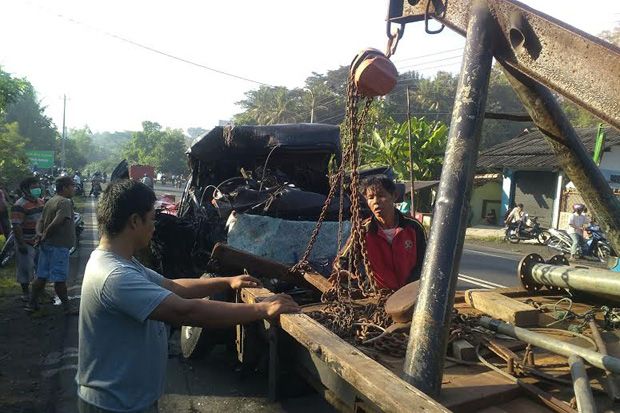 Pikap Tabrak Truk Bermuatan...