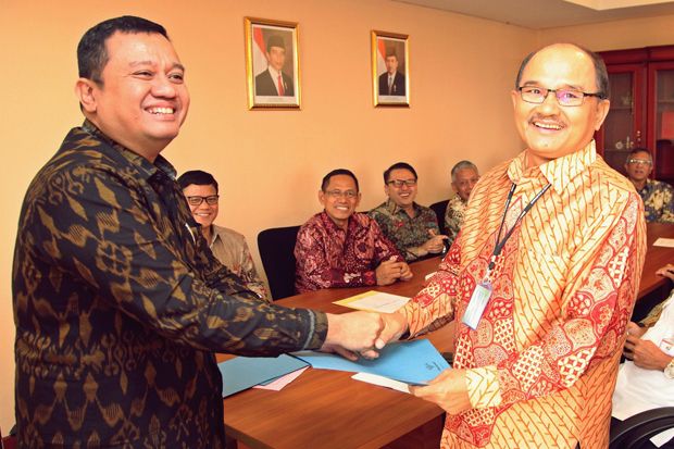 Menteri Rini Tunjuk...