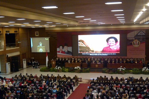 Dapat Gelar Doktor,...