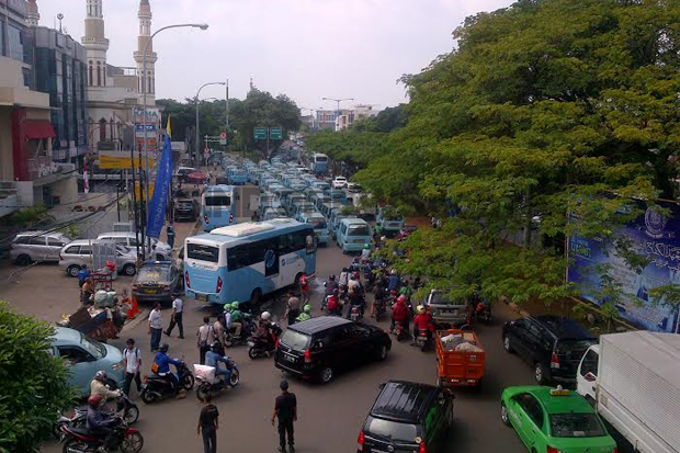 Polisi Bubarkan Demo...