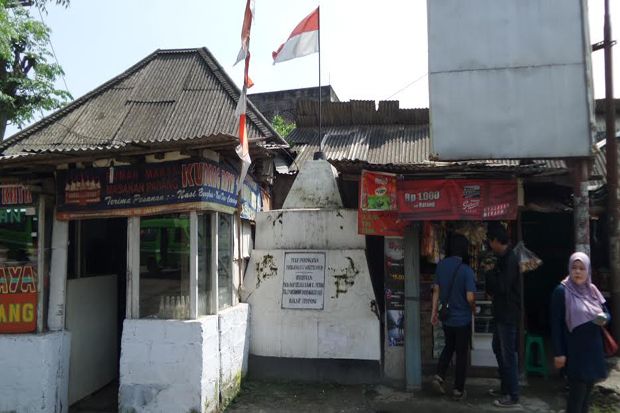 Tak Terurus, Tugu Peringatan...