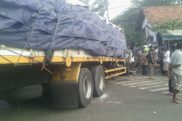 Truk Bermuatan Semen...