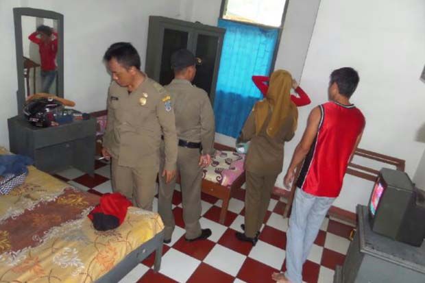 Buka-bukaan di Kamar...
