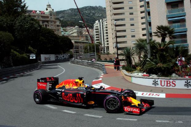 Ricciardo Rebut Pole...