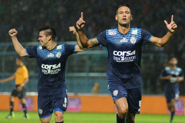 Pelatih Arema Risau,...