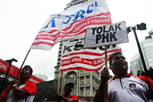 Teman Kena PHK, Ratusan...
