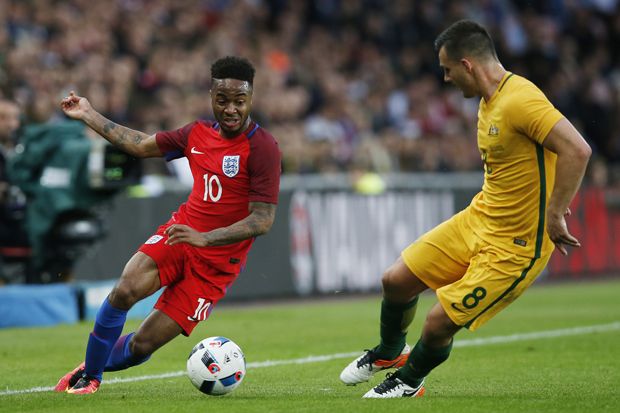 Sterling Berobat ke...