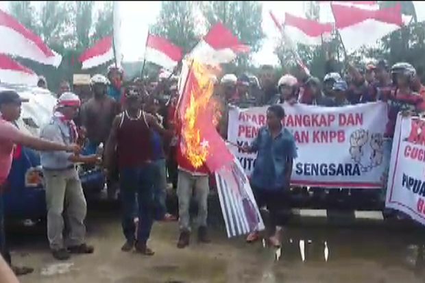 Warga Kota Sorong Bakar...