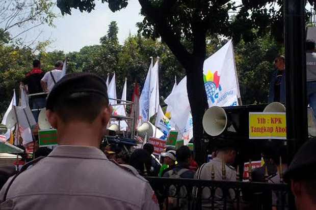 Serbu Balai Kota, Buruh...