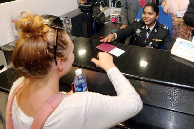 Oknum Pejabat Imigrasi...