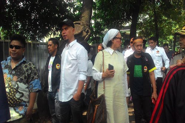 Ratna Sarumpaet Pertanyakan...