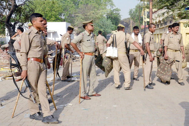 Polisi India Bentrok...