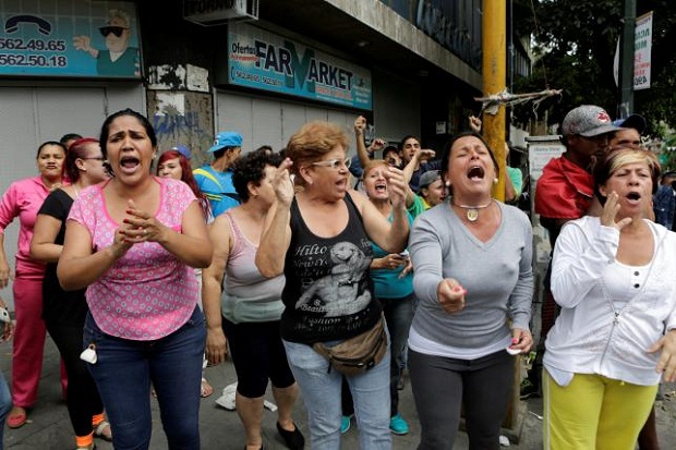 Menangis, Demonstran...