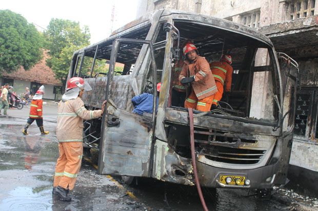Bus Piknik Ludes Terbakar...