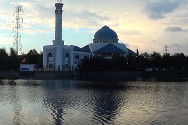 Terletak di Tengah Danau,...