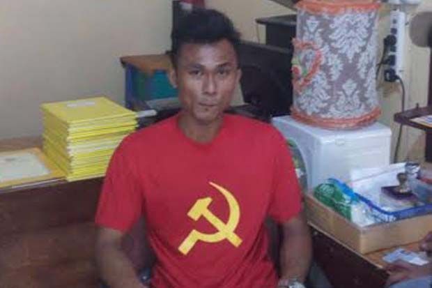Pakai Kaos Palu Arit,...