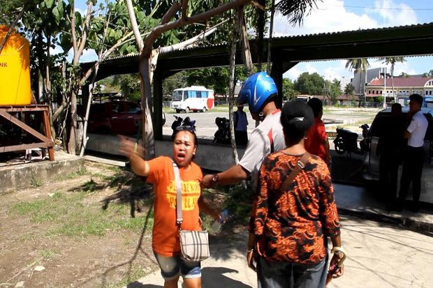 Protes Penyaluran Dana...
