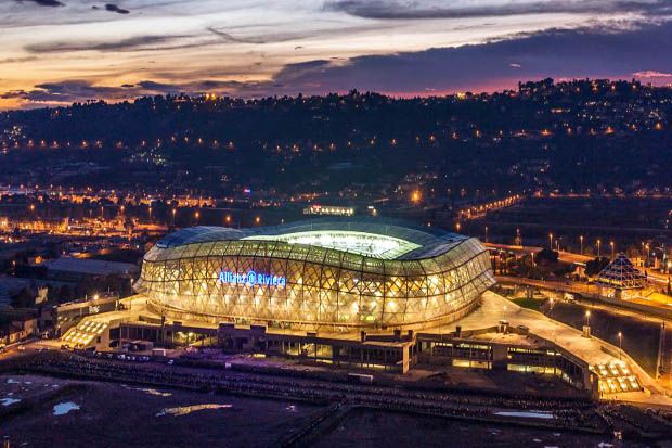 Stadion di Kota Wisata...
