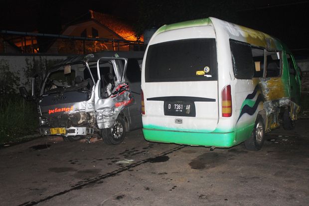 Dua Mobil Travel Tabrakan...