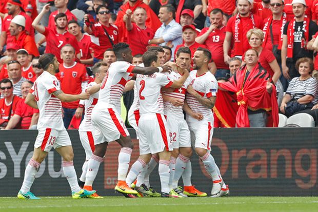 Swiss Tundukkan 10 Pemain...