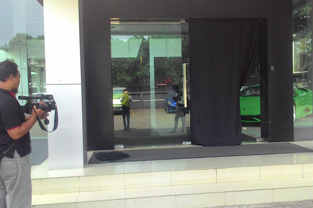 Usai Ditembaki, Showroom...