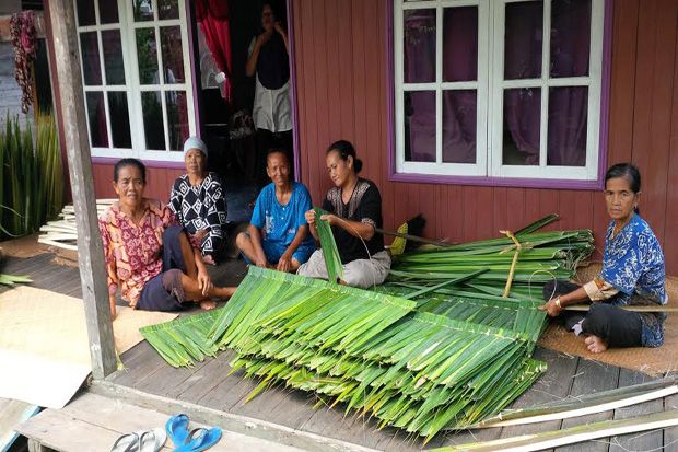 Melihat Kerajinan Atap...