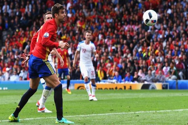 Gol Gerard Pique Patahkan...