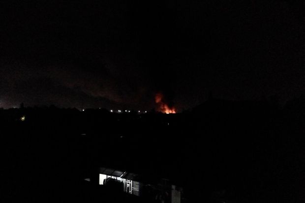 Menjelang Subuh, Gudang...